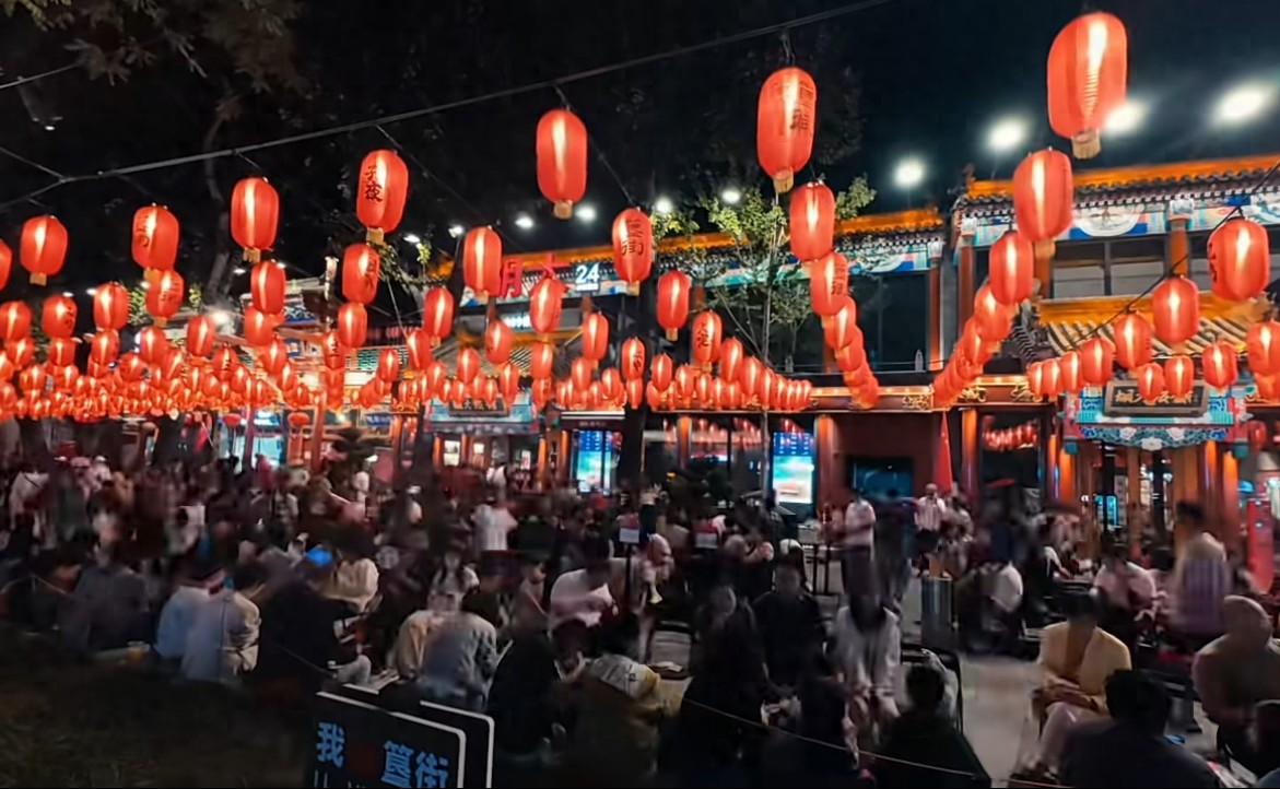 客流营收再创新高,北京假日餐饮消费亮出“成绩单”(图1) 北京24小时夜宵哪好吃_国庆中秋老字号餐厅客流火爆_北京特色餐饮假日营业额增长
