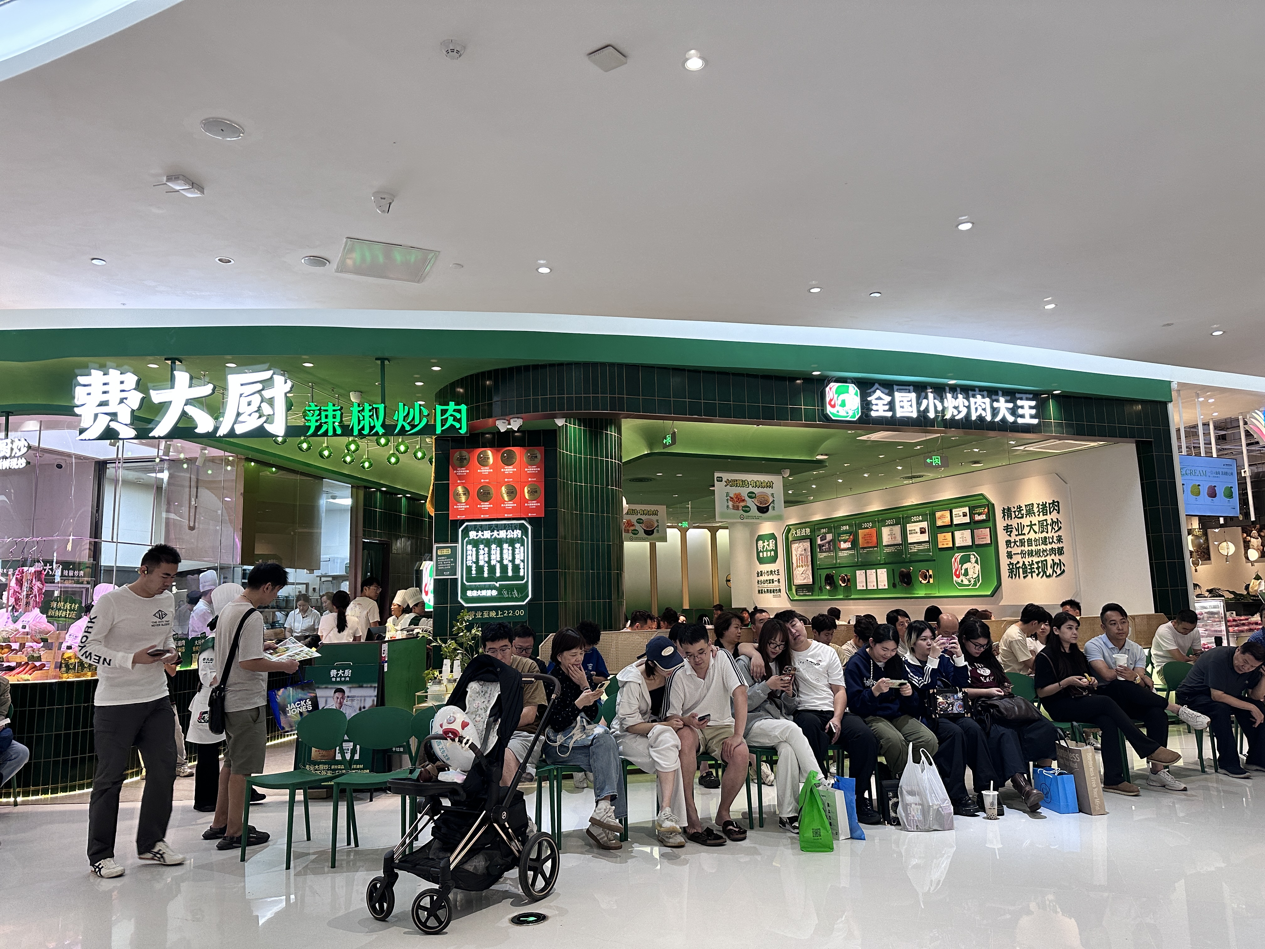 客流营收再创新高,北京假日餐饮消费亮出“成绩单”(图2) 北京特色餐饮假日营业额增长_国庆中秋老字号餐厅客流火爆_北京24小时夜宵哪好吃