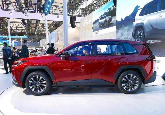 11月21日,丰田RAV 4荣放上市,起售价15.18万元,定价贵吗?(图6) rv4报价_丰田RAV4荣放2025款 15.18万起_六代RAV4荣放配置价格