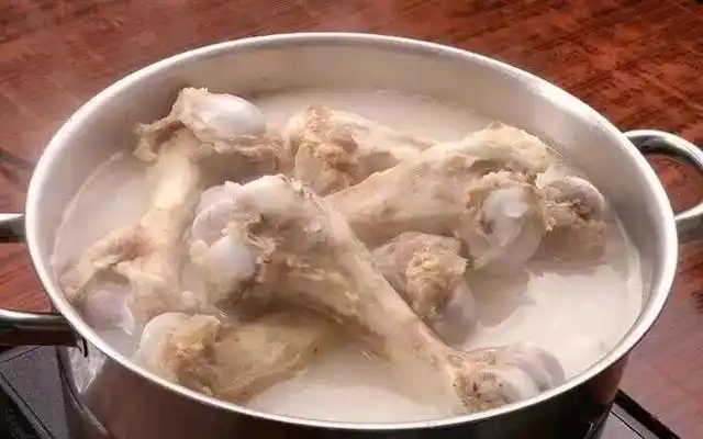 【健康】原来骨头汤、豆浆、海带都不能补钙!最补钙的食物竟是→(图1) 生活中补钙的误区_豆浆是否高钙_骨头汤补钙误区