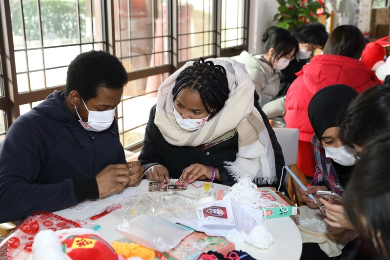 【上观新闻】大白兔奶糖成为今年上海过年特别年味,沪上留校中外师生春节联欢“兔”味十足(图13) 上海特产零食_上海大学中外师生春节联欢活动_大白兔奶糖兔年特色食品