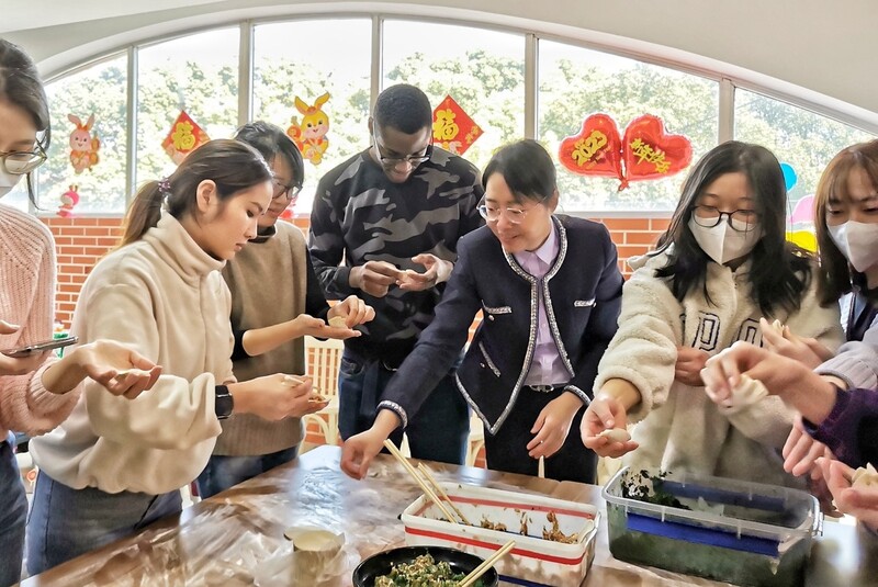 【上观新闻】大白兔奶糖成为今年上海过年特别年味,沪上留校中外师生春节联欢“兔”味十足(图14) 上海特产零食_大白兔奶糖兔年特色食品_上海大学中外师生春节联欢活动