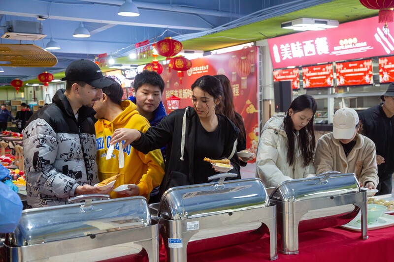 【上观新闻】大白兔奶糖成为今年上海过年特别年味,沪上留校中外师生春节联欢“兔”味十足(图15) 大白兔奶糖兔年特色食品_上海特产零食_上海大学中外师生春节联欢活动