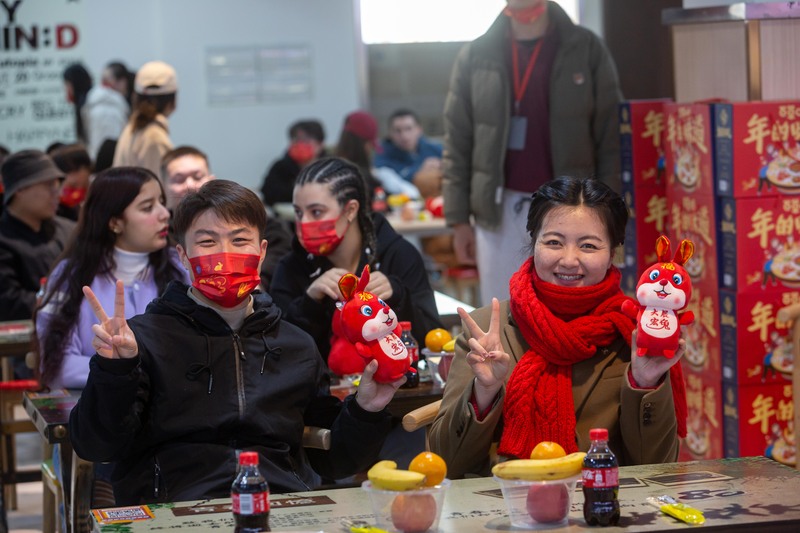 【上观新闻】大白兔奶糖成为今年上海过年特别年味,沪上留校中外师生春节联欢“兔”味十足(图16) 上海大学中外师生春节联欢活动_上海特产零食_大白兔奶糖兔年特色食品