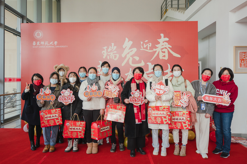 【上观新闻】大白兔奶糖成为今年上海过年特别年味,沪上留校中外师生春节联欢“兔”味十足(图18) 大白兔奶糖兔年特色食品_上海特产零食_上海大学中外师生春节联欢活动