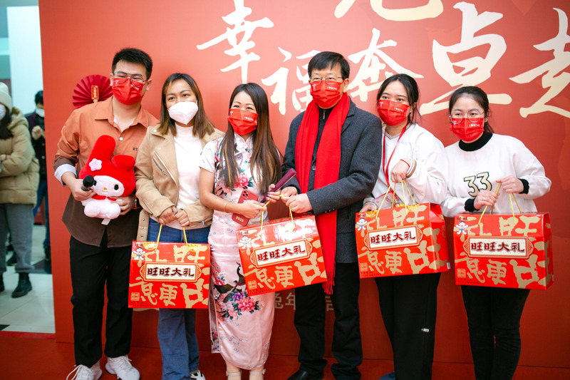 【上观新闻】大白兔奶糖成为今年上海过年特别年味,沪上留校中外师生春节联欢“兔”味十足(图19) 上海大学中外师生春节联欢活动_大白兔奶糖兔年特色食品_上海特产零食