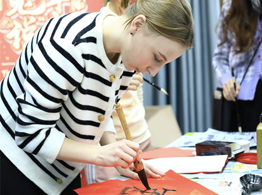 【上观新闻】大白兔奶糖成为今年上海过年特别年味,沪上留校中外师生春节联欢“兔”味十足(图6) 上海大学中外师生春节联欢活动_上海特产零食_大白兔奶糖兔年特色食品