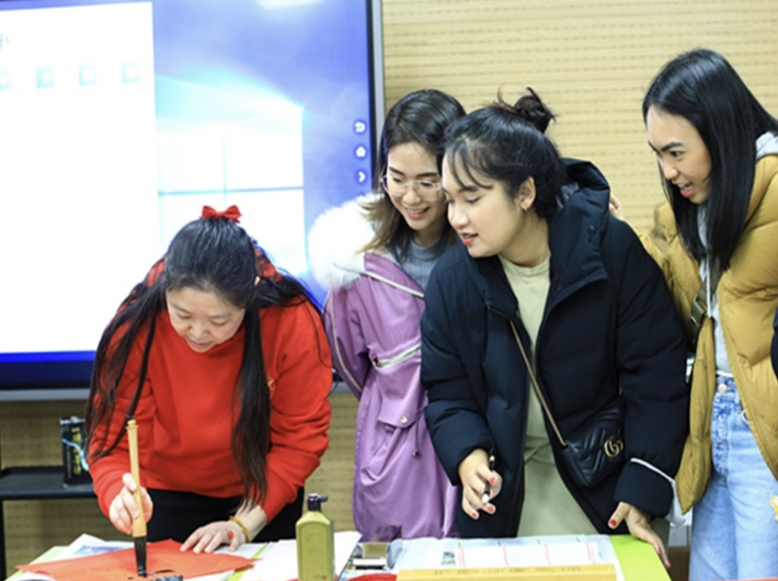 【上观新闻】大白兔奶糖成为今年上海过年特别年味,沪上留校中外师生春节联欢“兔”味十足(图7) 上海特产零食_上海大学中外师生春节联欢活动_大白兔奶糖兔年特色食品