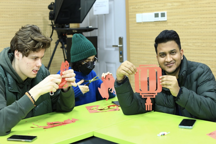 【上观新闻】大白兔奶糖成为今年上海过年特别年味,沪上留校中外师生春节联欢“兔”味十足(图8) 上海特产零食_大白兔奶糖兔年特色食品_上海大学中外师生春节联欢活动