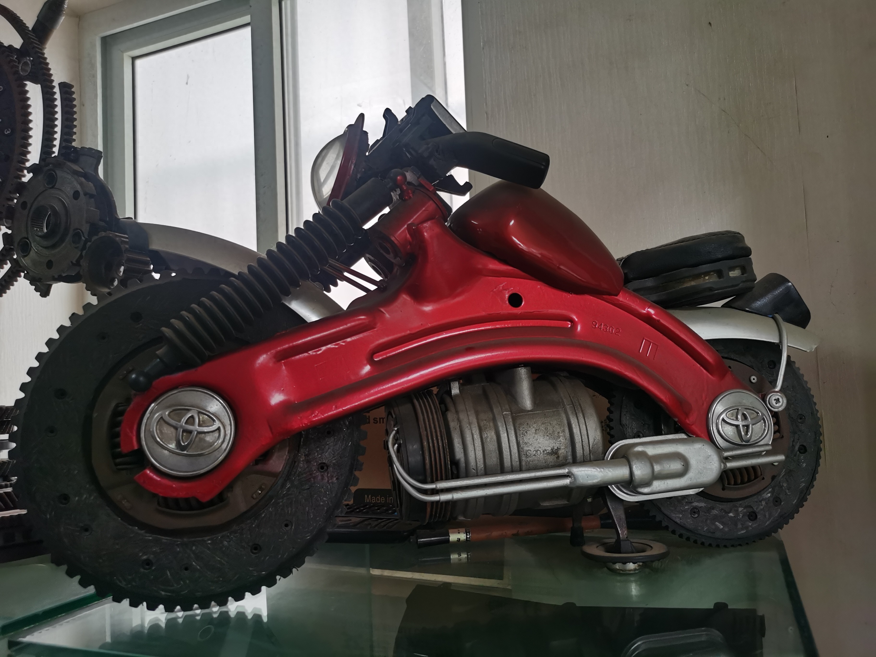 废件重生,汽车配件的艺术狂想曲(图1) 汽车配件讲解_汽车配件艺术创作_废弃汽车零件改造