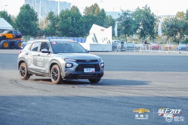 美国车都是这么玩,3米高的“大脚怪”车长这样(图6) 雪佛兰赛车文化展示_卡车比赛视频_美国汽车文化体验