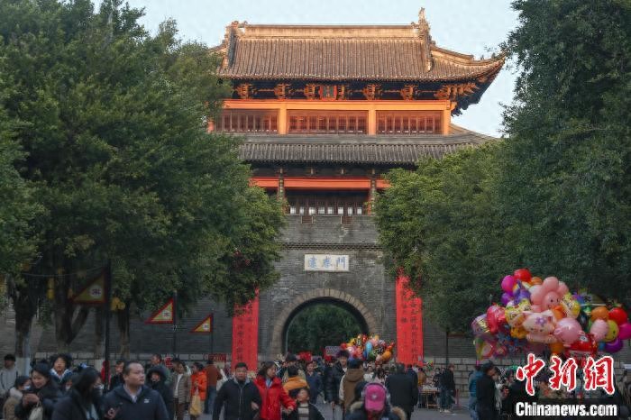 (新春见闻)江西赣州:民众冬日暖阳下漫游古城 享悠闲时光(图1) 赣州附近的旅游城市_赣州宋代古城墙 游客 江南宋城历史文化旅游区