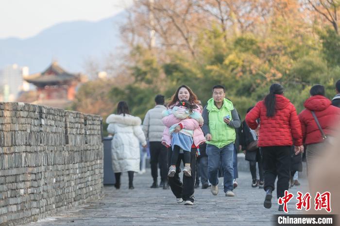 (新春见闻)江西赣州:民众冬日暖阳下漫游古城 享悠闲时光(图2) 赣州附近的旅游城市_赣州宋代古城墙 游客 江南宋城历史文化旅游区