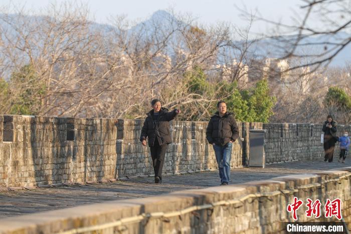 (新春见闻)江西赣州:民众冬日暖阳下漫游古城 享悠闲时光(图3) 赣州宋代古城墙 游客 江南宋城历史文化旅游区_赣州附近的旅游城市