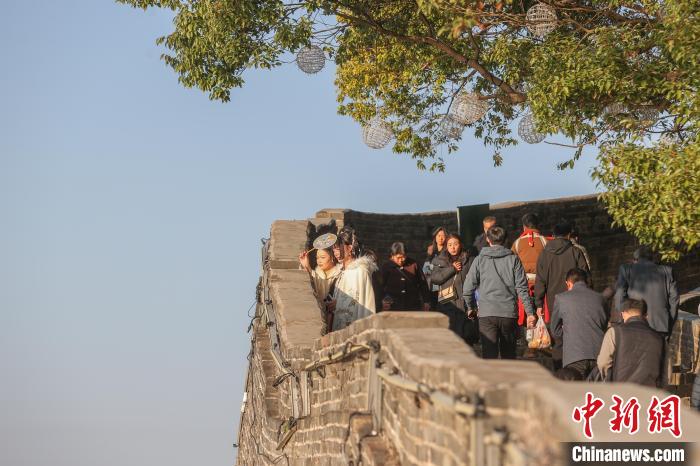 (新春见闻)江西赣州:民众冬日暖阳下漫游古城 享悠闲时光(图4) 赣州附近的旅游城市_赣州宋代古城墙 游客 江南宋城历史文化旅游区