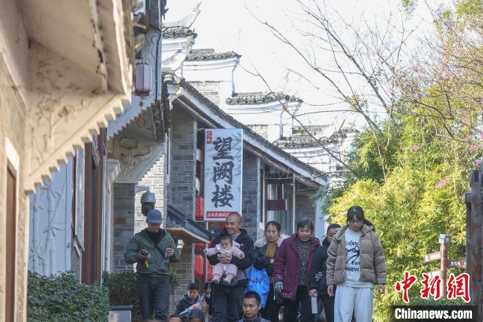 (新春见闻)江西赣州:民众冬日暖阳下漫游古城 享悠闲时光(图5) 赣州附近的旅游城市_赣州宋代古城墙 游客 江南宋城历史文化旅游区