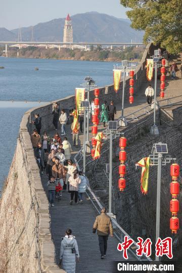 (新春见闻)江西赣州:民众冬日暖阳下漫游古城 享悠闲时光(图6) 赣州附近的旅游城市_赣州宋代古城墙 游客 江南宋城历史文化旅游区