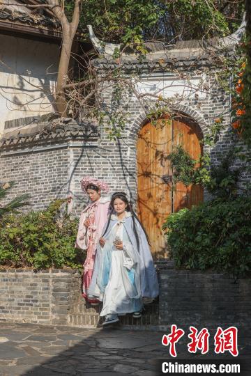 (新春见闻)江西赣州:民众冬日暖阳下漫游古城 享悠闲时光(图7) 赣州附近的旅游城市_赣州宋代古城墙 游客 江南宋城历史文化旅游区