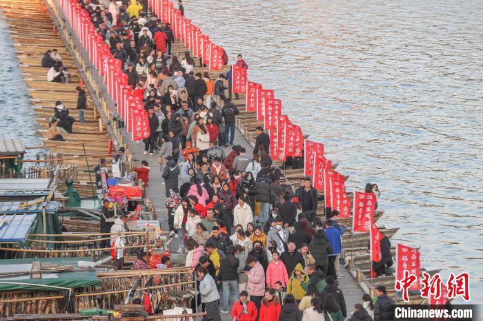 (新春见闻)江西赣州:民众冬日暖阳下漫游古城 享悠闲时光(图8) 赣州宋代古城墙 游客 江南宋城历史文化旅游区_赣州附近的旅游城市