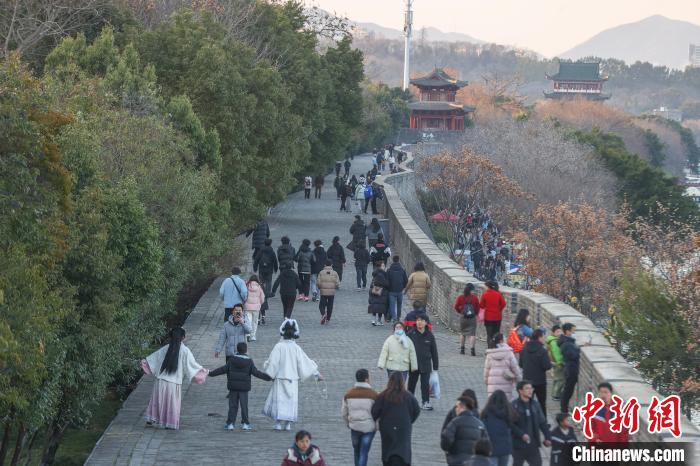 (新春见闻)江西赣州:民众冬日暖阳下漫游古城 享悠闲时光(图9) 赣州宋代古城墙 游客 江南宋城历史文化旅游区_赣州附近的旅游城市