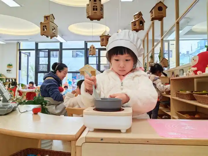 生活观察|幼儿园“小托班”来了,各地试点进展如何?(图2) 北京婴儿托儿所费用_普惠托育服务体系构建_幼儿园小托班试点