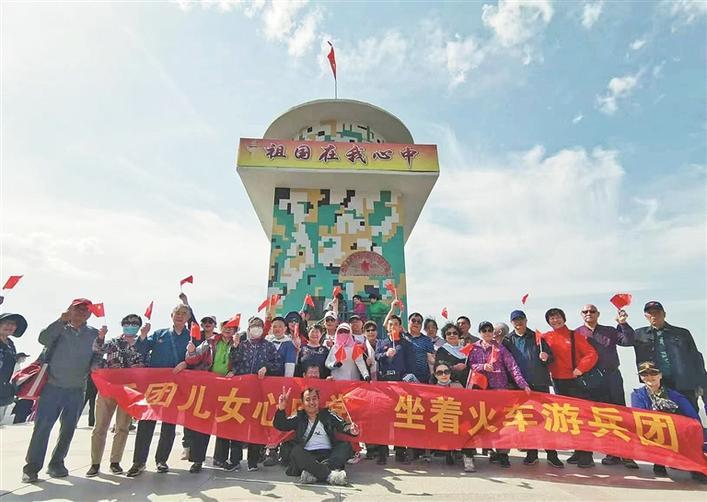 “跟着我们,领略兵团更多的美”(图1) 游客在游览九师一六一团小白杨哨所时合影留念(资料图片)。 兵团中国青年旅行社有限公司 提供