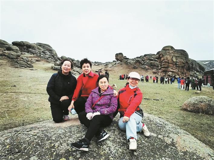 “跟着我们,领略兵团更多的美”(图2) 游客在阿勒泰地区吉木乃县草原石城景区游览时合影留念(资料图片)。 兵团中国青年旅行社有限公司 提供