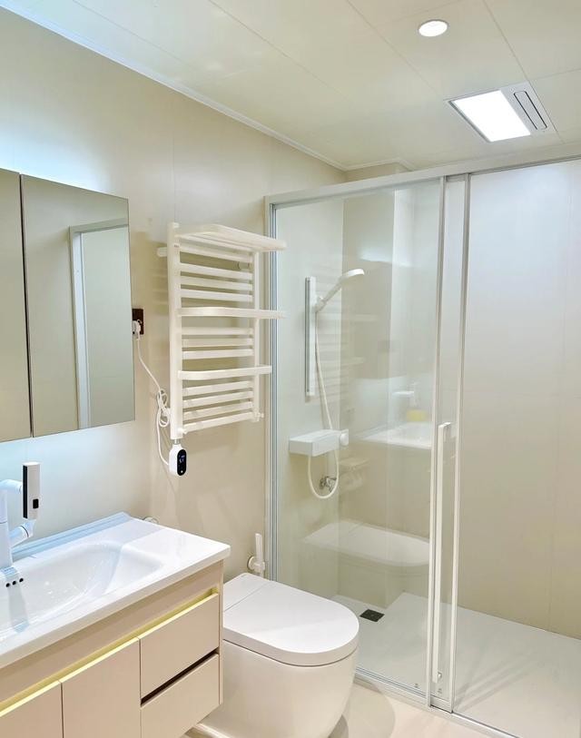 卫生间装修的6个关键布局,做错一个,后悔十年!(图3) 小便斗安装间距需要多少合适_微水泥排水管兼容性_模块化三分离