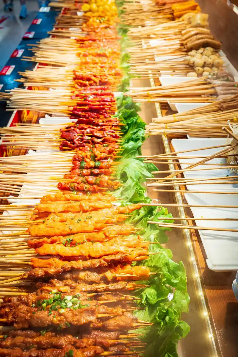 烧烤吃什么?揭秘那些让人欲罢不能的美食秘密!(图1) 烧烤吃什么好_烧烤 小吃_羊肉串的情怀与美味