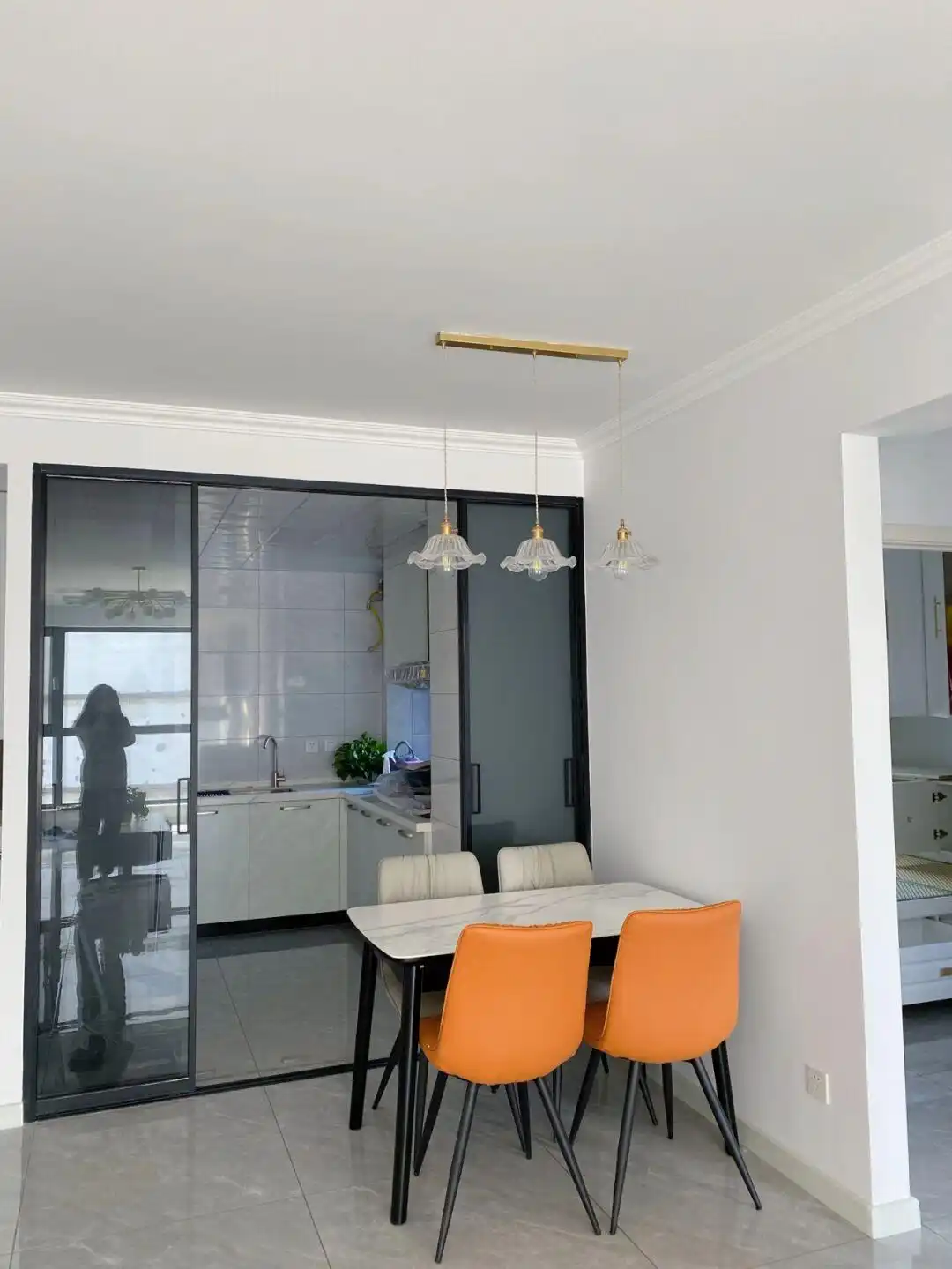 越来越多人装修不做吊顶,看她家新房,极简又舒适,百看不厌!(图3) 不做吊顶装修_极简风格家装_卫生间不吊顶图片