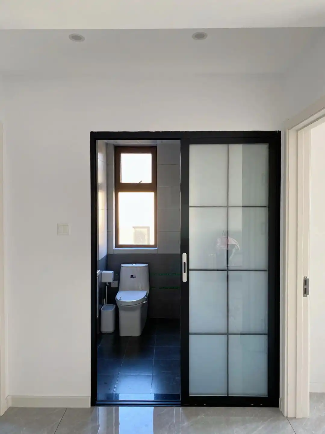 越来越多人装修不做吊顶,看她家新房,极简又舒适,百看不厌!(图9) 不做吊顶装修_极简风格家装_卫生间不吊顶图片