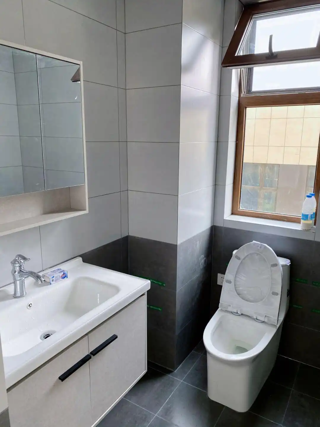 越来越多人装修不做吊顶,看她家新房,极简又舒适,百看不厌!(图10) 不做吊顶装修_极简风格家装_卫生间不吊顶图片