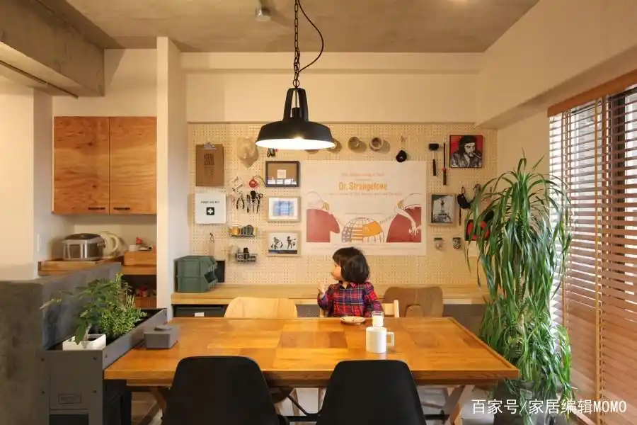 这家人的实用主义火了,全屋不做吊顶,毛坯走明线,简单又好看(图4) 全屋不做吊顶毛坯走明线装修设计_轻装修重装饰实用主义家居案例_卫生间不吊顶图片