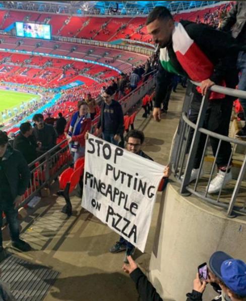 英格兰与意大利上演菠萝披萨大战,希腊人:怪我咯?(图1) 披萨创意广告_欧洲杯决赛 菠萝披萨 争议