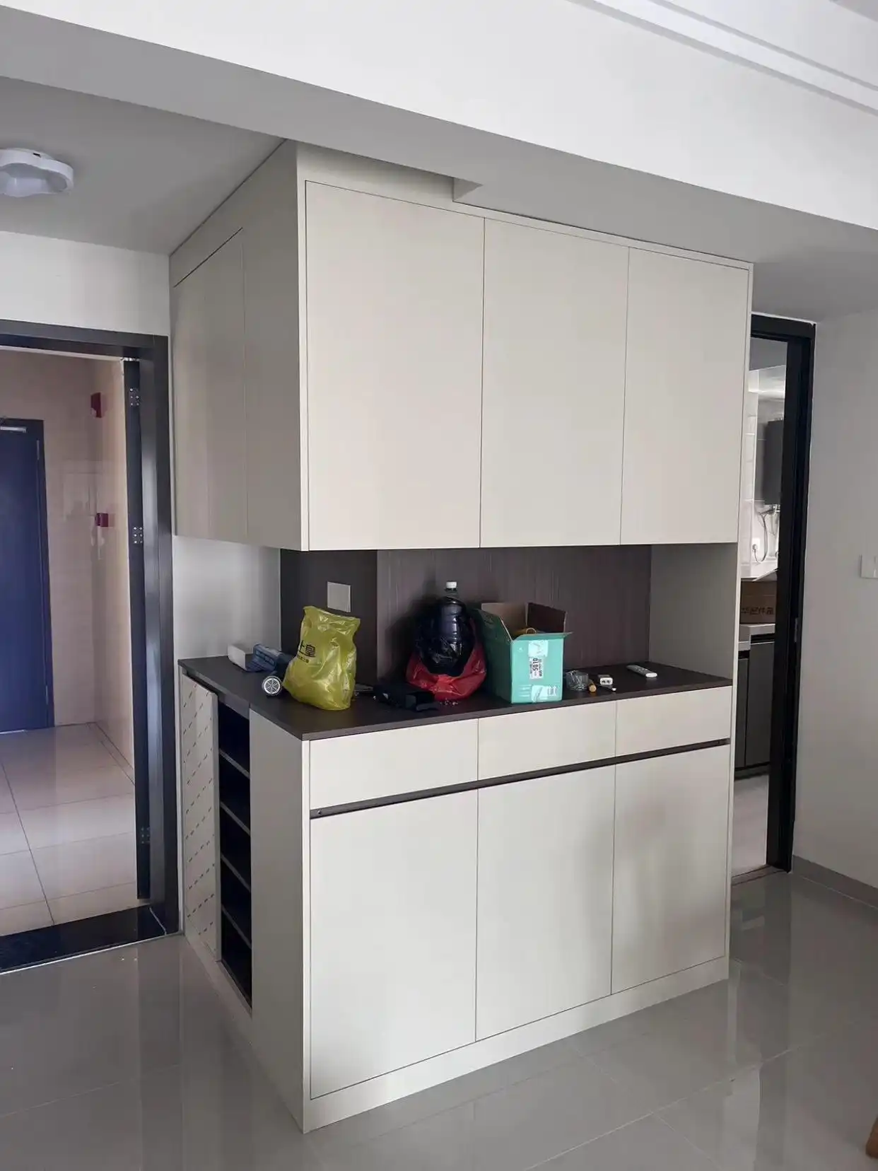 新房坚持不做吊顶,全屋家具进场效果还不错,先放着通风一段时间(图1) 全屋定制柜子免拉手设计_小户型装修石膏线条代替吊顶_卫生间不吊顶图片