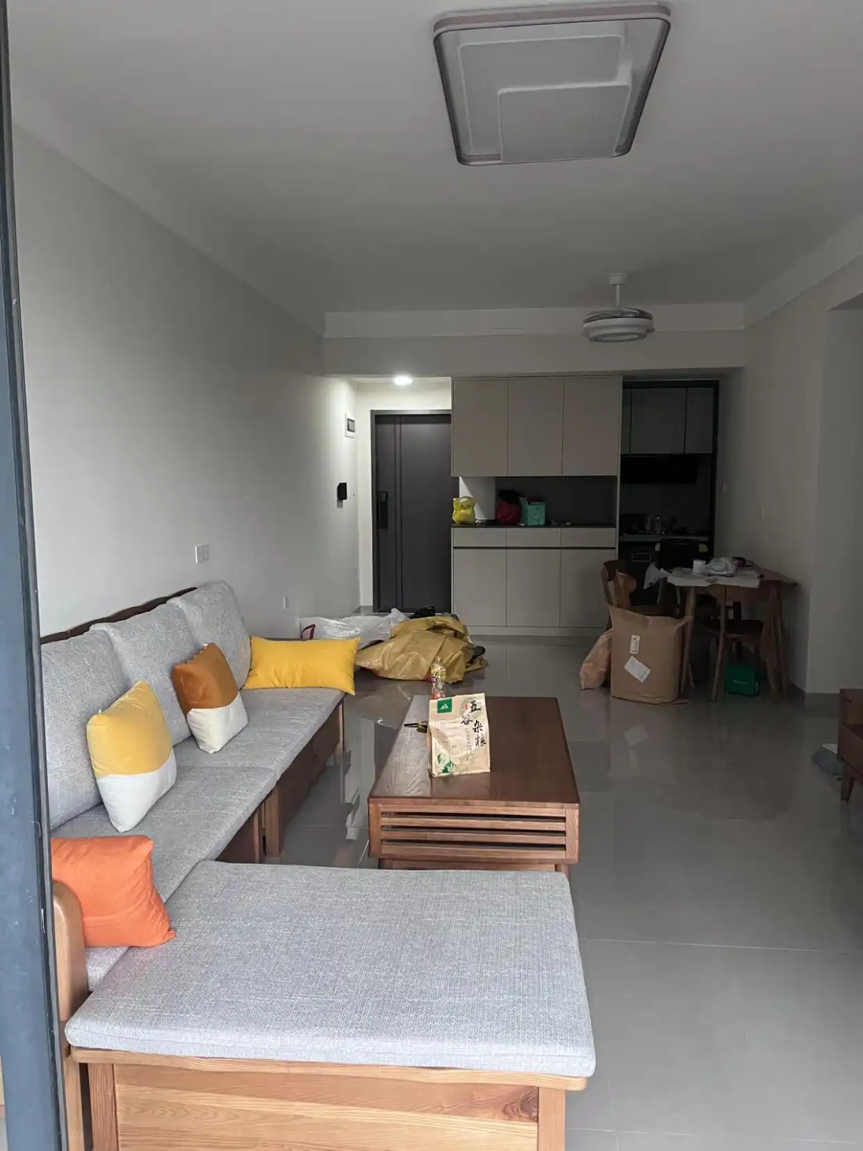 新房坚持不做吊顶,全屋家具进场效果还不错,先放着通风一段时间(图2) 卫生间不吊顶图片_全屋定制柜子免拉手设计_小户型装修石膏线条代替吊顶