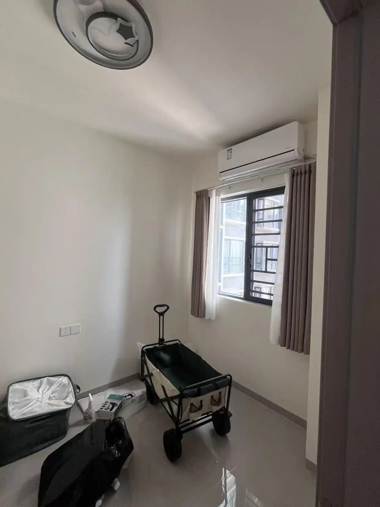 新房坚持不做吊顶,全屋家具进场效果还不错,先放着通风一段时间(图11) 卫生间不吊顶图片_全屋定制柜子免拉手设计_小户型装修石膏线条代替吊顶