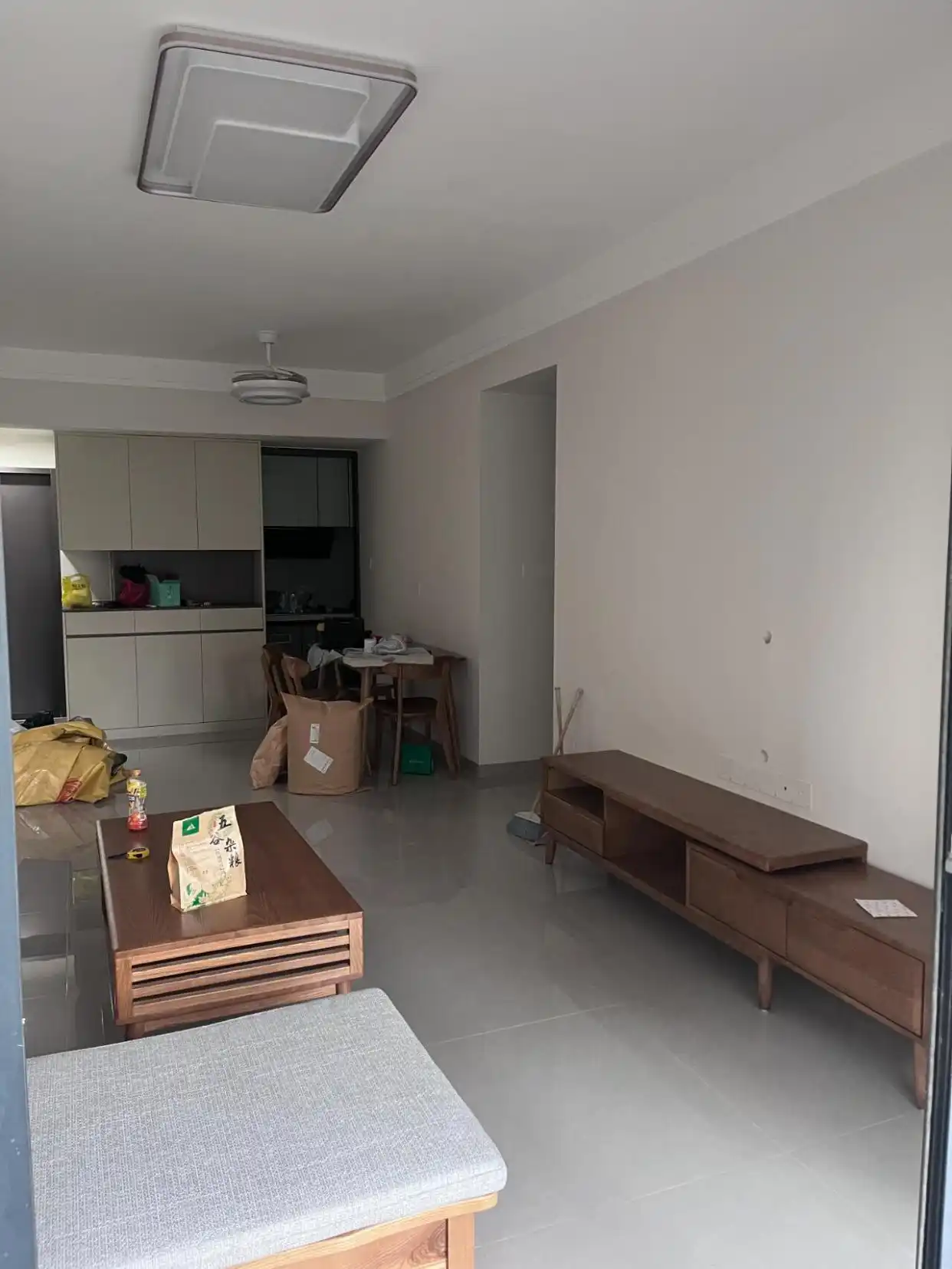 新房坚持不做吊顶,全屋家具进场效果还不错,先放着通风一段时间(图3) 全屋定制柜子免拉手设计_小户型装修石膏线条代替吊顶_卫生间不吊顶图片