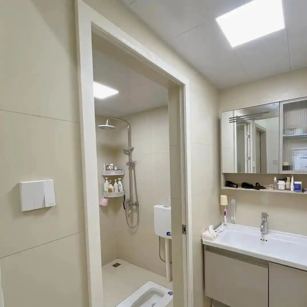 大白墙不吊顶,广东一女主的家让我大开眼界,简单不失大气(图9) 卫生间不吊顶图片_简单装修减少卫生死角_厨房卫生间设计