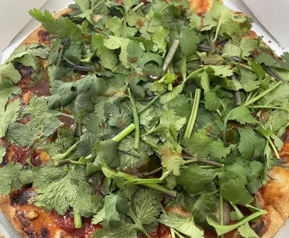 血压拉满!必胜客推出「致死量香菜披萨」,意大利人蚌埠住了(图5) 印度必胜客MOMO MIA披萨_意大利披萨饼_日本必胜客太多香菜披萨