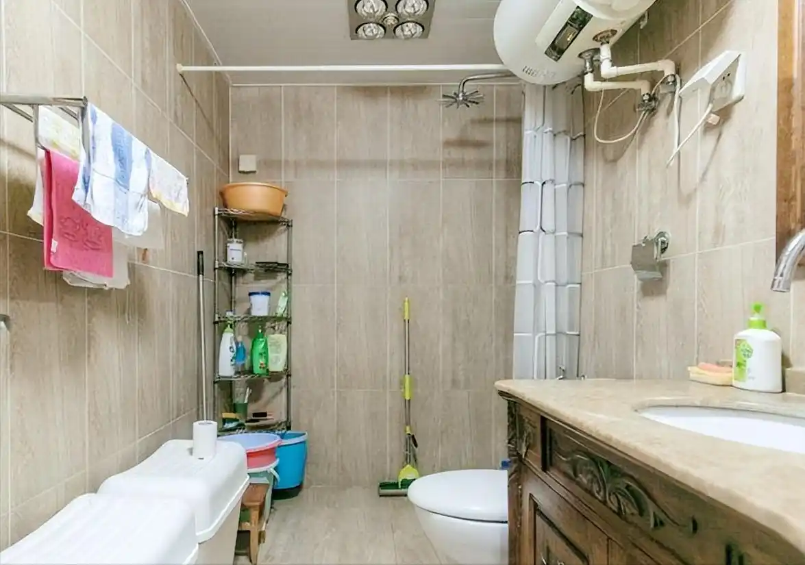 老婆坚持全屋不吊顶只走石膏线,完工后发现太漂亮啦,忍不住晒晒(图4) 新婚夫妇省城买房装修经验_卫生间不吊顶图片_两室婚房简约设计分享