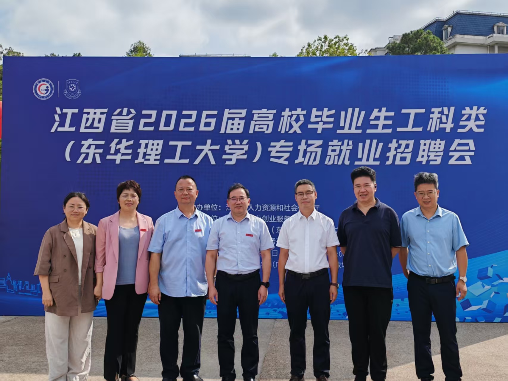 东华理工大学成功承办江西省2026届高校毕业生工科类专场就业招聘会(图3) 东华理工大学AI简历优化招聘会_江西省2026届高校毕业生工科类专场就业招聘会_“江西理工大学招聘会”怎么样