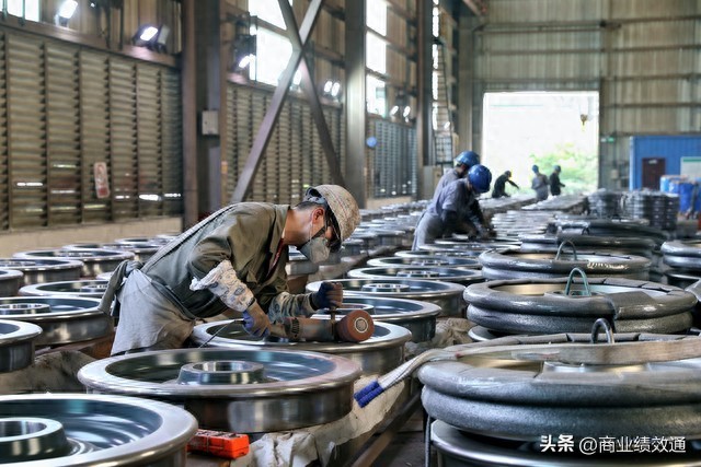 工厂利润从5%到15%:老板砍掉的不是成本,是这3个“假动作”(图1) 给利润率怎么算利润_跳出降本增笑怪圈_制造业降本增效策略