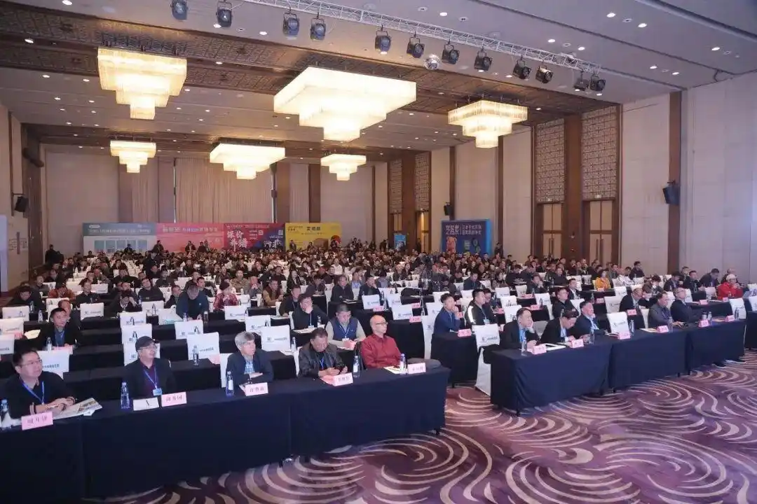 2026 养猪突围战!800猪业领航者齐聚河南,2026生猪产业数据研讨会盛大召开!(图1) 养猪行情分析预测_微利时代养猪业突围策略_2026生猪产业数据研讨会