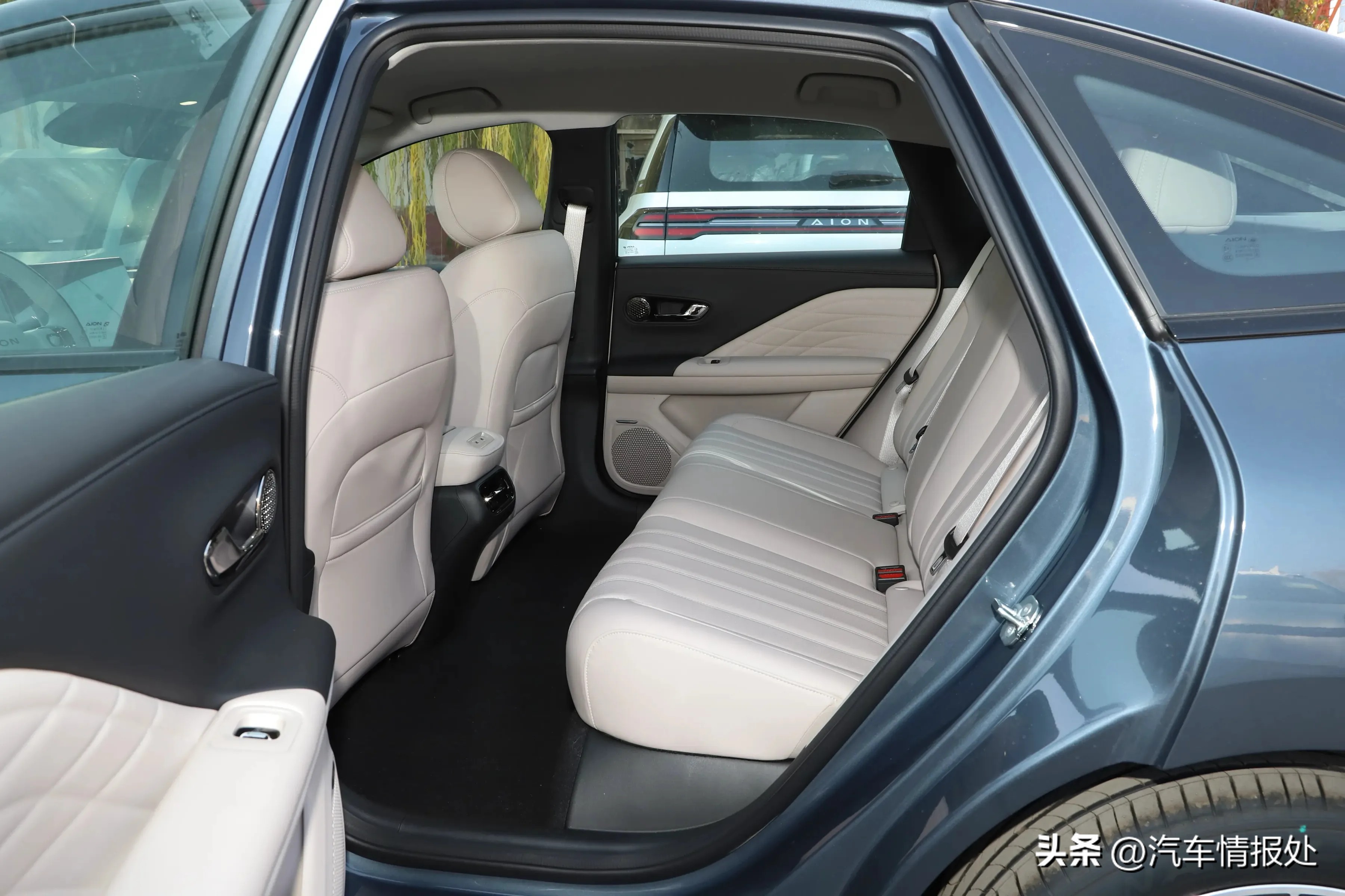 推荐10款10-15万降价力度最大的纯电轿车,看看哪款性价比更高(图7) 10-15万新能源汽车推荐_长续航智能轿车性价比_高底盘中轿车推荐