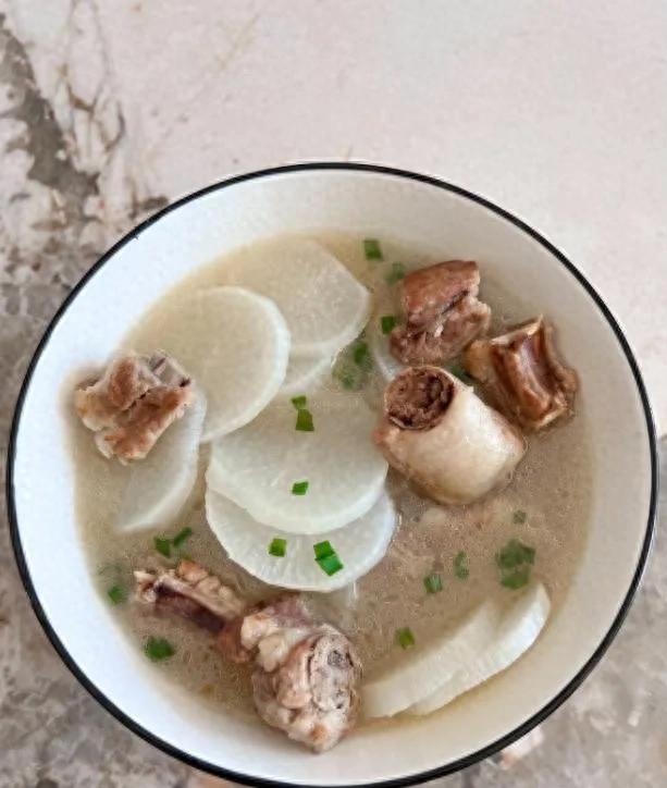 冬天咳嗽嗓子疼?这6道家常菜真管用,尤其第4种,很多人却忽略了(图1) 食补缓解咳嗽_嗓子反复疼痛怎么回事_萝卜排骨汤润喉