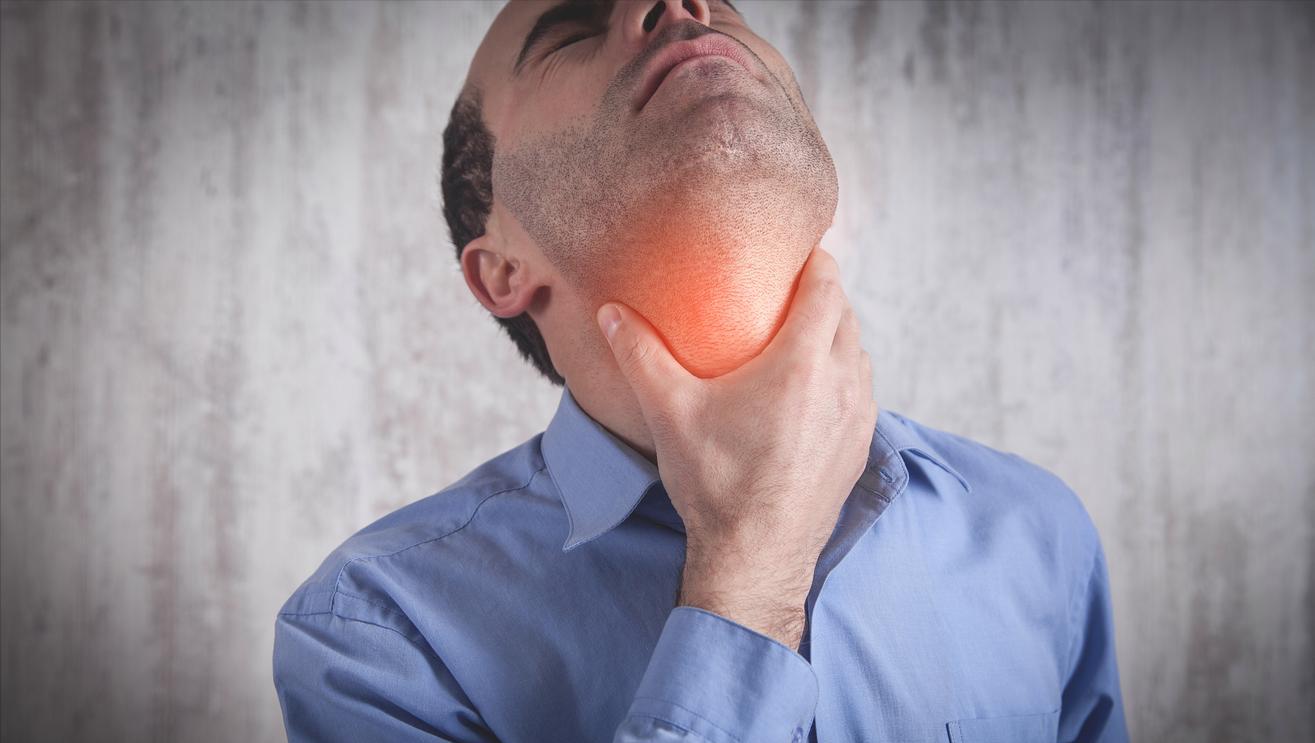 喉咙的这几个表现,别以为是感冒,或是癌症的信号,一定要注意了(图2) 喉咙异物感持续两周以上_声音嘶哑超过两周未愈_嗓子反复疼痛怎么回事