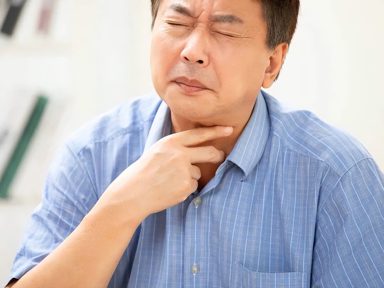 喉咙的这几个表现,别以为是感冒,或是癌症的信号,一定要注意了(图4) 喉咙异物感持续两周以上_嗓子反复疼痛怎么回事_声音嘶哑超过两周未愈