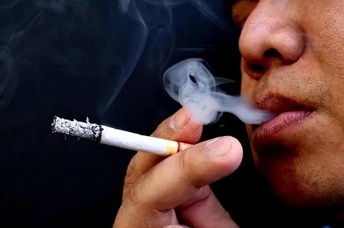 喉咙的这几个表现,别以为是感冒,或是癌症的信号,一定要注意了(图6) 喉咙异物感持续两周以上_嗓子反复疼痛怎么回事_声音嘶哑超过两周未愈