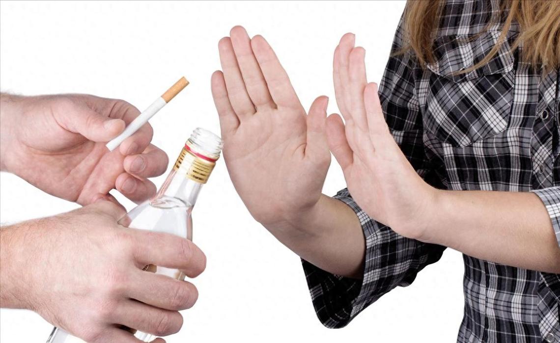 喉咙的这几个表现,别以为是感冒,或是癌症的信号,一定要注意了(图10) 喉咙异物感持续两周以上_嗓子反复疼痛怎么回事_声音嘶哑超过两周未愈